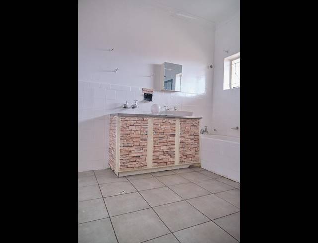 2 BEDROOM PROPERTY TO RENT IN FLORIDA LAKE